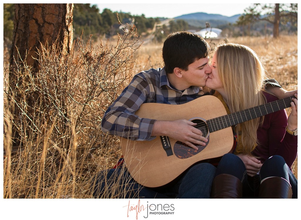 Couple kissing with guitar